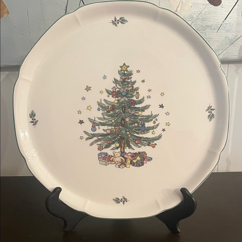Nikko Ceramics Christmas Tree Dinner Plate - White and Green